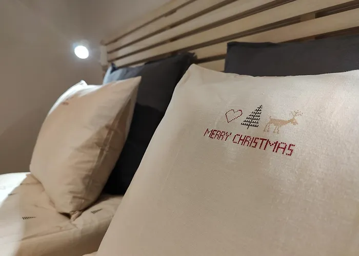 Arctic Aurora With A Lappish Grill Hut - Northern Lights And Private Sledding Hill In The Backyard, In The Hometown Of Santa Claus, Вилла Рованиеми